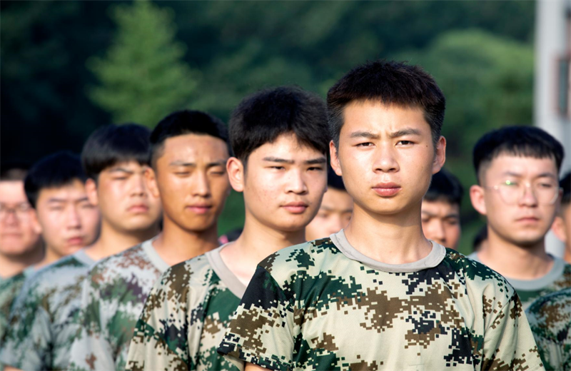 2021年7月6日，人生就是博北京集团百名应届大学生褪下便服换上军装，在训练场上接受为期2天的军训，享受入职前的第一份美好记忆。